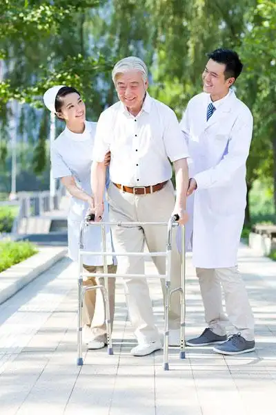 医生护士与使用助行器的老人