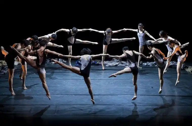 "闪耀香港2018"现代舞《棱·角》在武汉上演