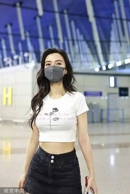 angelababy出发前往巴黎时装周,露蚂蚁腰大长腿笑容甜_视觉_中国