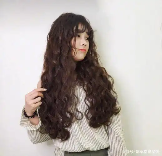 baby烫泡面卷,发量惊人,洋气又时髦!蛮腰细腿,女神范儿十足!