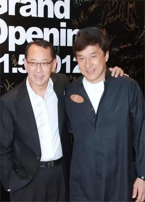 谢贤年轻时多厉害?李小龙与他合影要靠边站,拍部戏能买一栋大楼