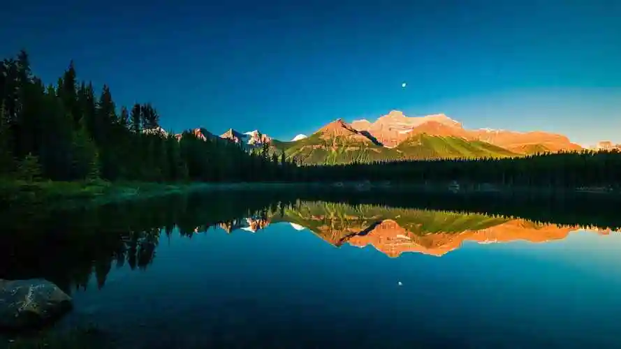 水中倒影唯美自然风光抖音最火电脑壁纸图片