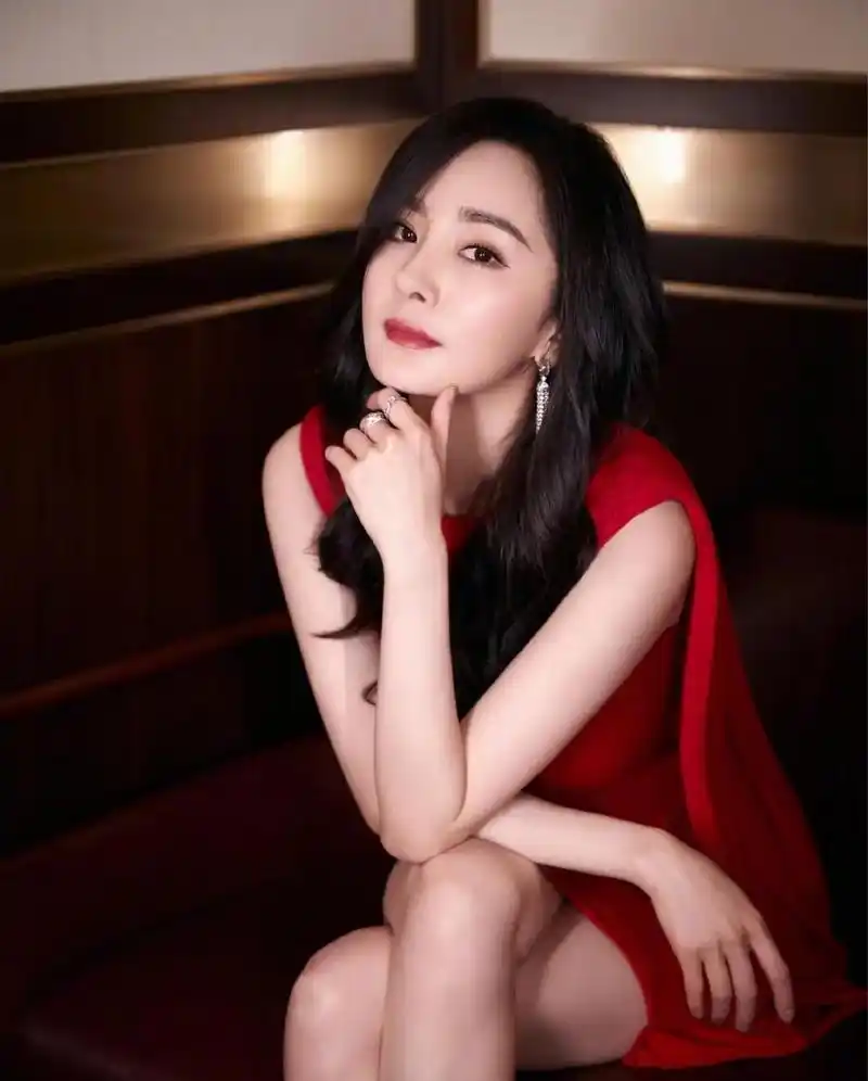 穿低胸深v短裙秀白皙长腿,s型身材曲线好诱人!