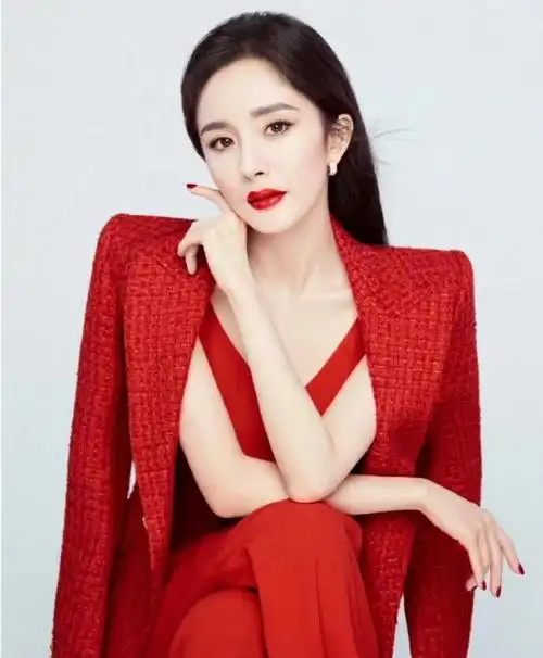 太好看了吧,在红色的衬托下她更美了,杨幂什么颜色都能驾驭的了谁能不