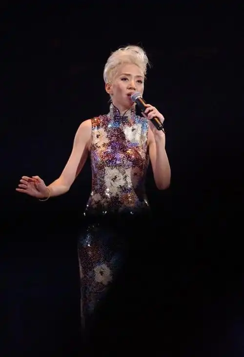 梅艳芳舞台上"风情万种",穿上婚纱真漂亮,没想到成了告别造型!