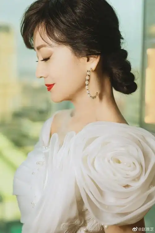 赵雅芝花朵状黑白礼服设计感满满举手投足尽显优雅