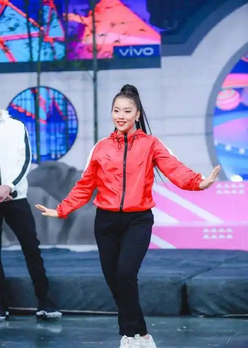 菊姐当时可是全民打call的选手,阵势不输锦鲤杨超越,连很多圈内人都为