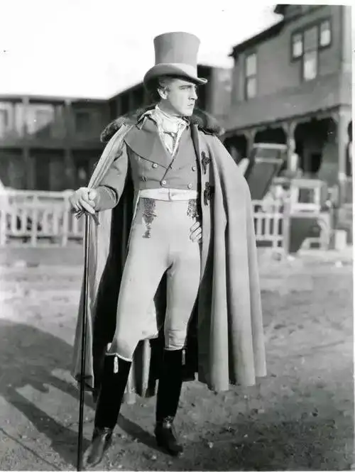 了现代西装的一切范式 我们所认为的现代西装,知道19世纪才在伦敦出现