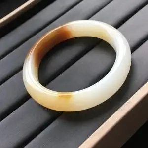 和田玉糖白玉手镯雕花图片