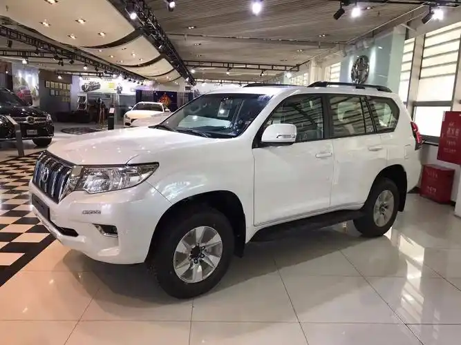 进口丰田霸道2700外观越野车范儿更浓,前脸看上去更加凶猛