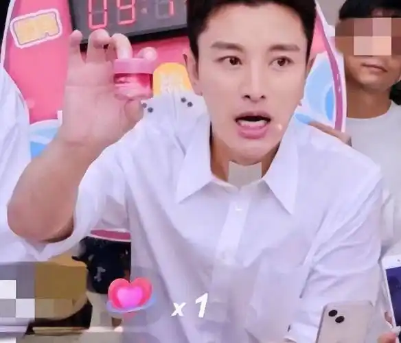 贾乃亮黄晓明坐上海早高峰地铁满脸疲惫无人识没人让座引争议