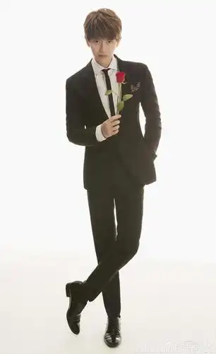 任嘉伦黑色西装合集