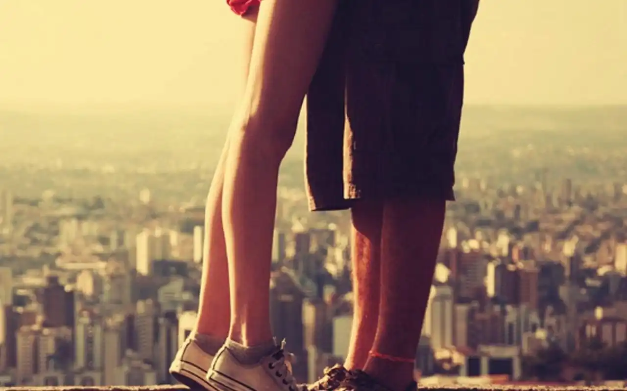 甜蜜情侣黄昏浪漫牵手唯美意境图片桌面壁纸