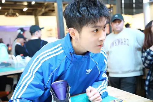 马伯骞受邀出席innersect 体验makerlab制作联名设计赠品