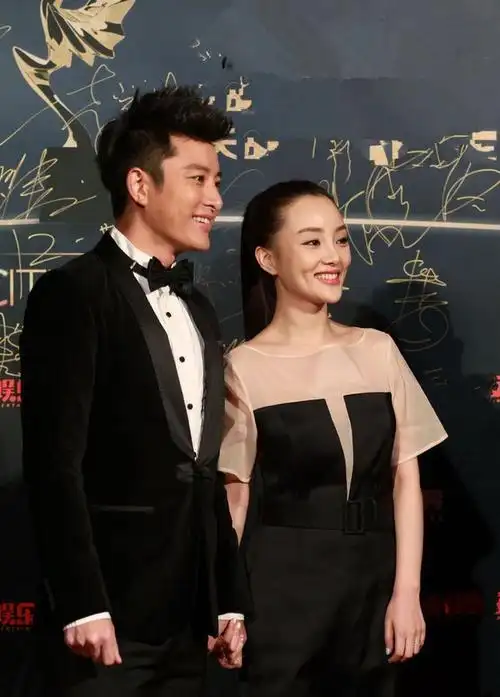 李小璐与贾乃亮同台亮相活动