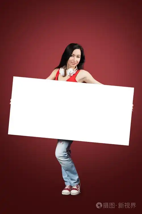 女孩戴着耳机举空白的牌子