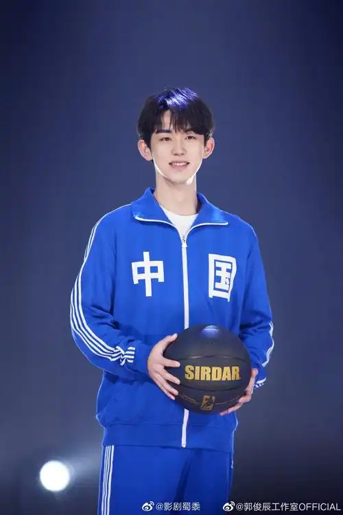 郭俊辰穿着校服的一些造型也特别的好看啊