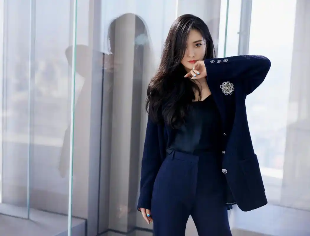 杨幂# 2021年电影《刺杀小说家》,活动现场的造型,又型又飒!