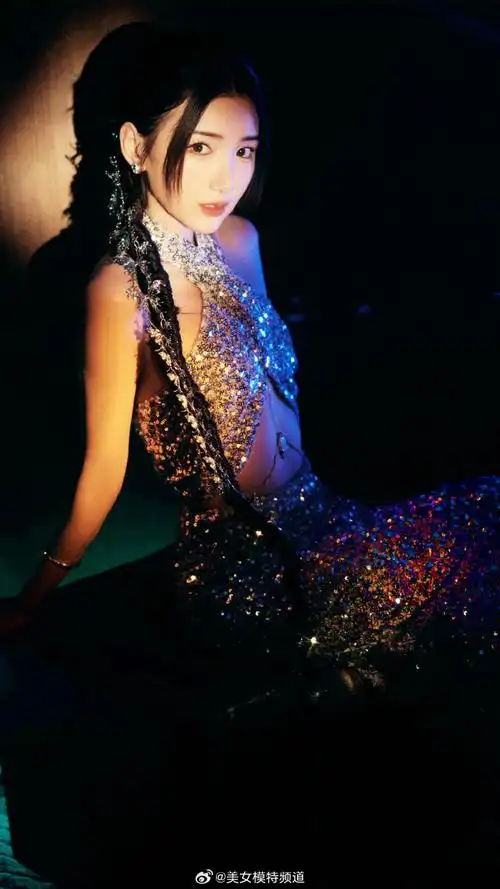 毛晓彤红毯超长蛇蝎辫造型