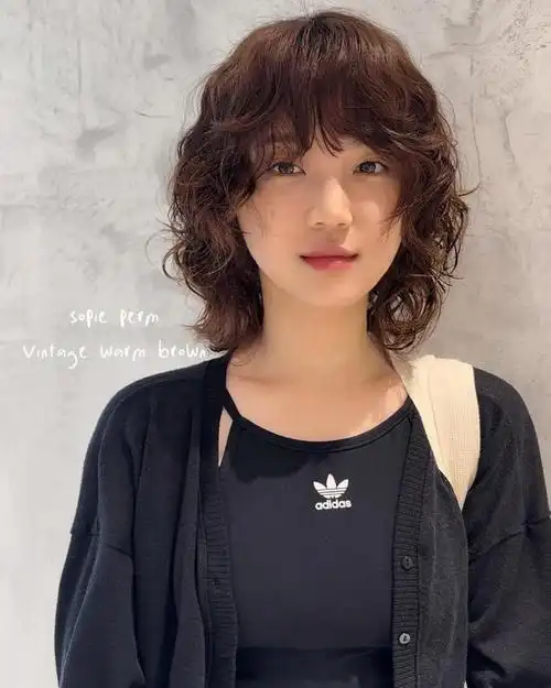 女人头发少,发型就选全头烫,蓬松时尚,尽显洋气风范