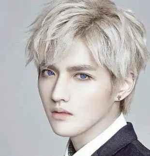 硬朗大气,吴亦凡一头炫酷白发搭配帅气西装,玩味个性.