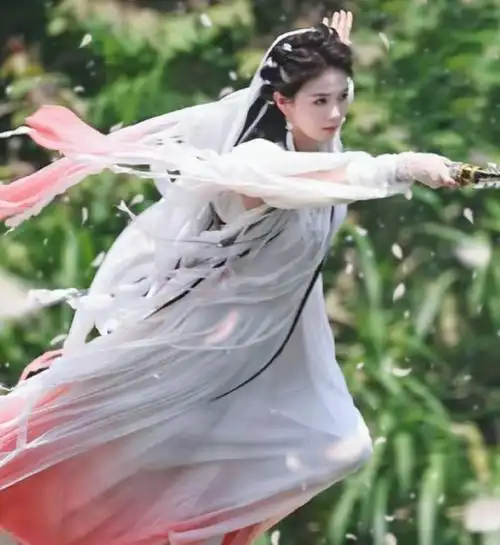 白鹿《临江仙》威亚路透曝光!回眸仙气十足,曾舜晞白发太清冷!