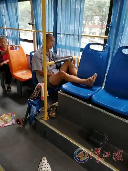 实拍公交车上那些不文明乱象
