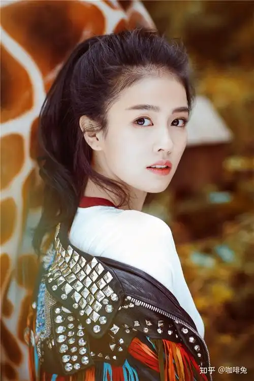 小仙女白鹿,不同的衣服演绎不同的风情,你喜欢哪种时尚表现力?