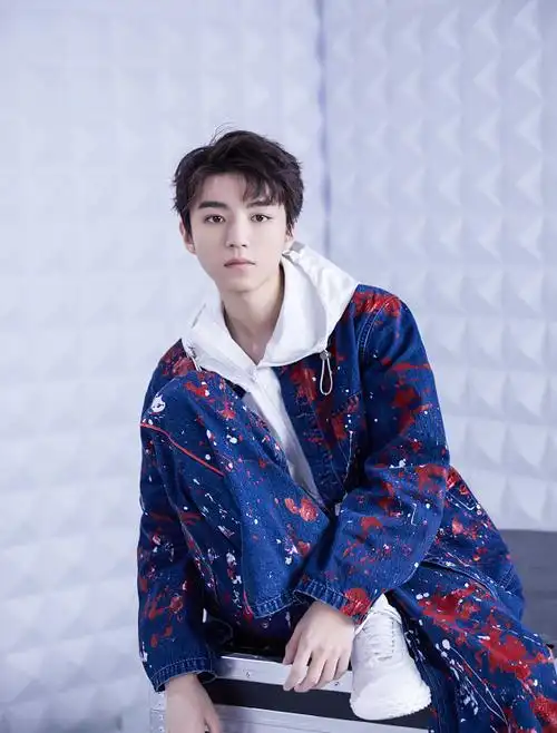 王俊凯身穿泼墨牛仔衣青春有活力水母印花皮衣飒气满满