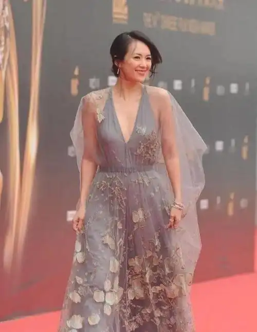 章子怡二胎后暴瘦穿卡通吊带强行装嫩身材干瘪瘪真的很显老