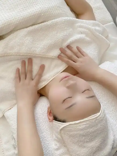 夏天更加注重皮肤护理美女卷起来60