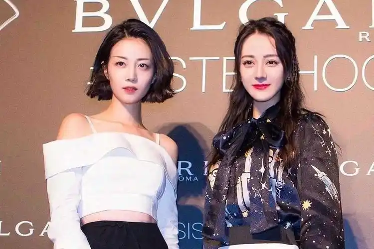 原创 迪丽热巴和李溪芮同台,一个精致迷人,一个仙女气质范十足