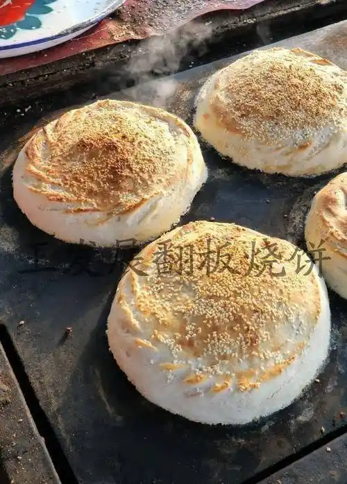 郑州王发展翻板烧饼的做法,跟高炉烧饼的做法有一拼_炉子_钢板_优点