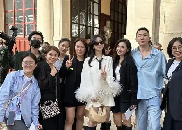 经纪人区别对待刘诗诗与杨紫引争议一个穿当季高定一个穿过季