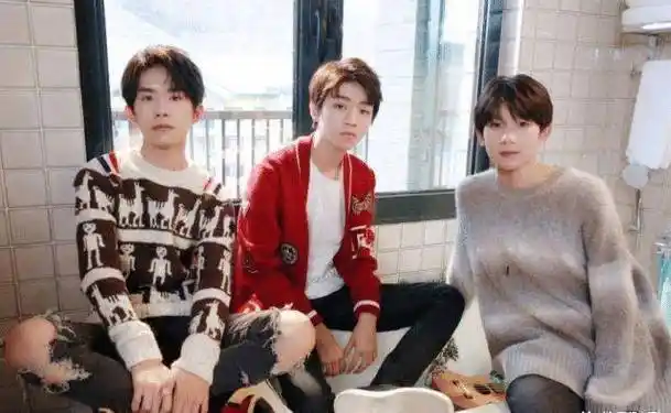 估计连双胞胎都没有这样的神韵吧,特别是像易烊千玺的这位姑娘才让我