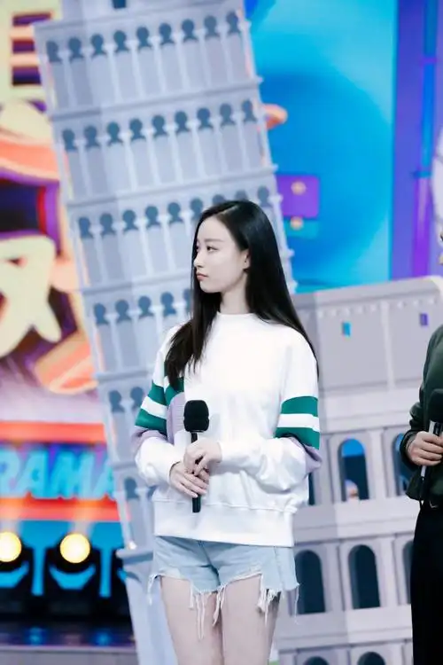 倪妮做客《快本》,穿牛仔短裤"筷子腿"抢镜,真是骨相美人_腾讯新闻