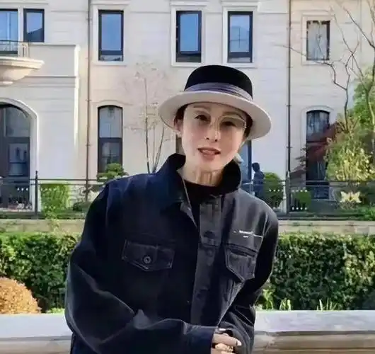 原创56岁张敏近照曝光暴瘦到70斤已脱相昔日女神憔悴干瘪令人担心