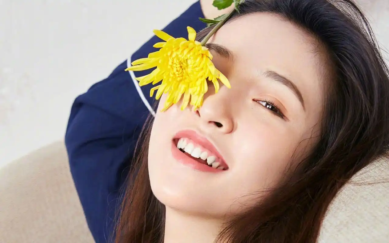 笑起来牙齿很美的女星,杨幂第八,迪丽热巴第二,第一是谁?