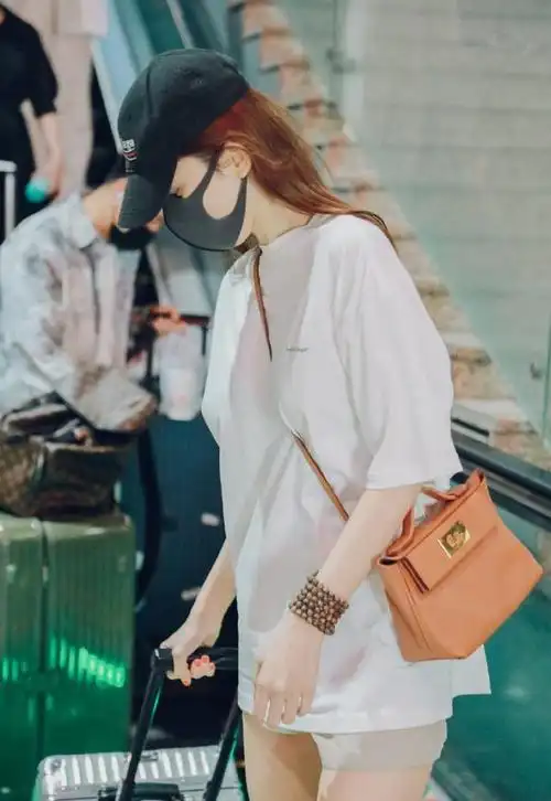 明星小姐姐穿烂大街t恤白到发光搭配短裤清爽又气质