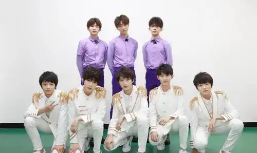 tf家族新综艺首播,公司内部特意摆放tfboys的照片,四叶草很不满