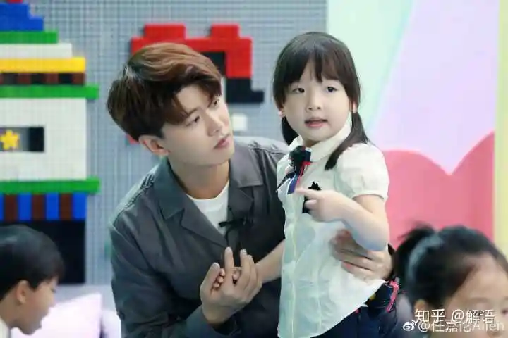 他对待小朋友们太温柔了,我都想投胎做他女儿～ 还有………… 任嘉伦