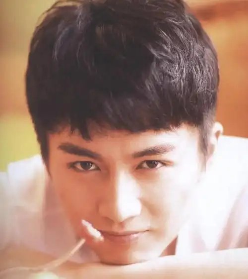 后来他回合肥当代课老师,还遇到了许嵩的表妹余征瑶,两人一谈就对上眼