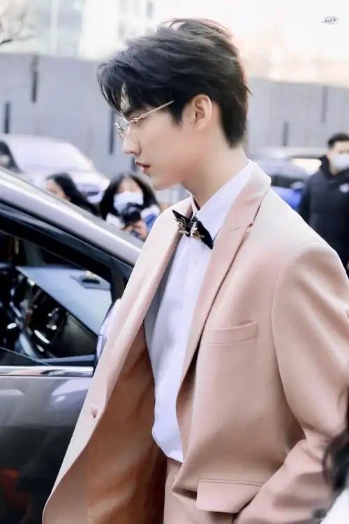 周柯宇粉色西装金丝眼镜黑色领结