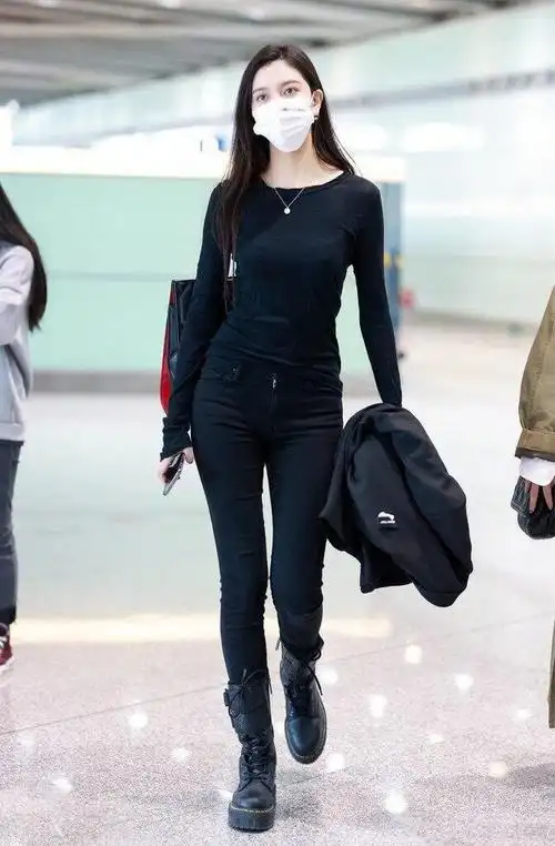 top1,黑色牛仔裤黑色上衣一般都比较百搭好挑选,而下装的款式却十分