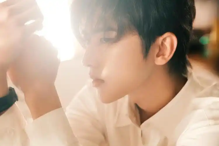 蔡徐坤黑色长斗篷造型尽显优雅诠释诗意风尚