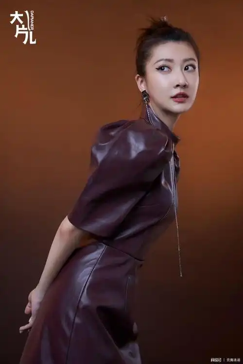 余玥曝新写真:烟熏妆皮裙小狂野 侠女古风造型酷飒