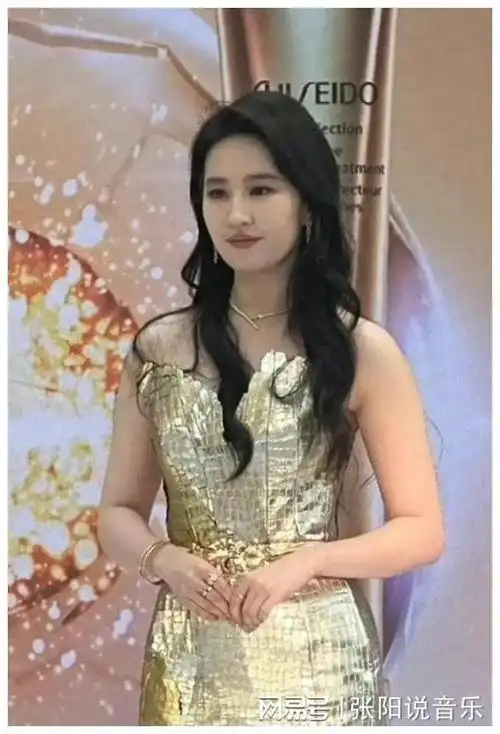 刘亦菲也成"照骗"!露出水桶腰膀大腰圆,仙女发胖一去不复返