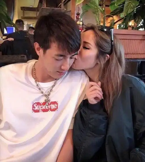 萧亚轩和男友的合照能看出她的状态问题,证明爱对方比较多的.