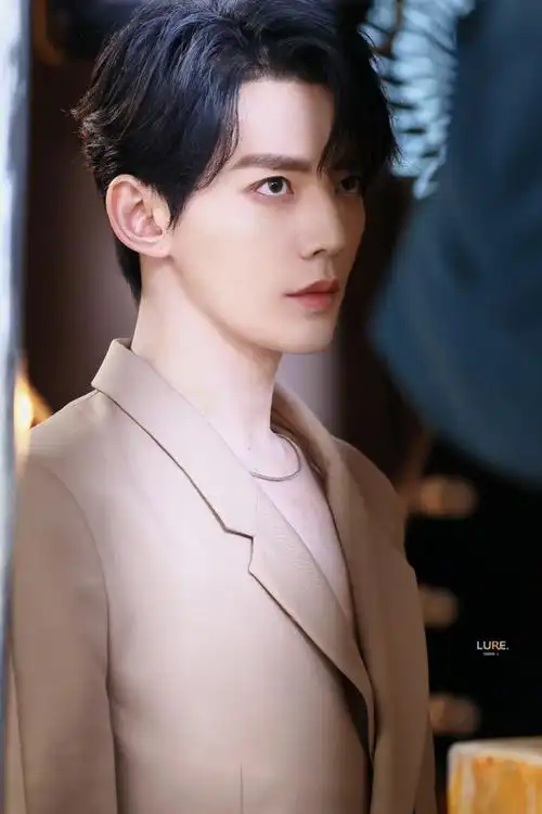 青年演员邓为##ct全球彩妆代言人邓为