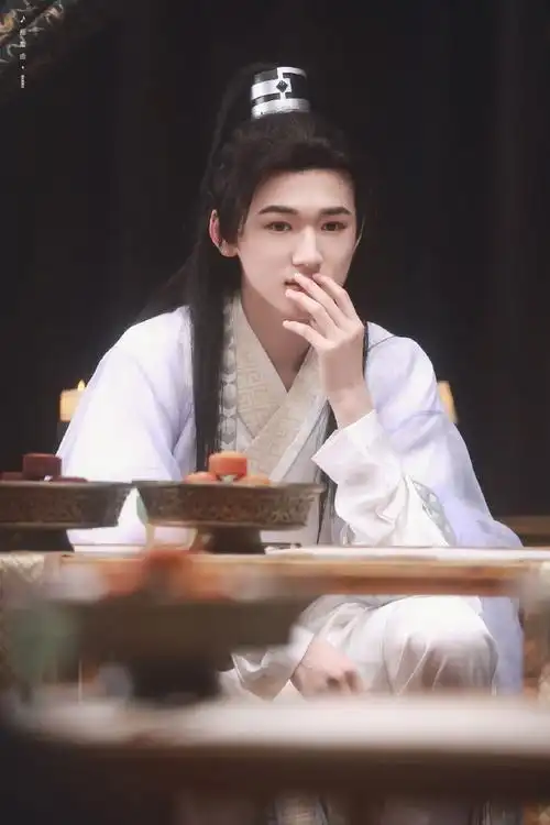 宋亚轩萌探探探案##宋亚轩白衣古风造型